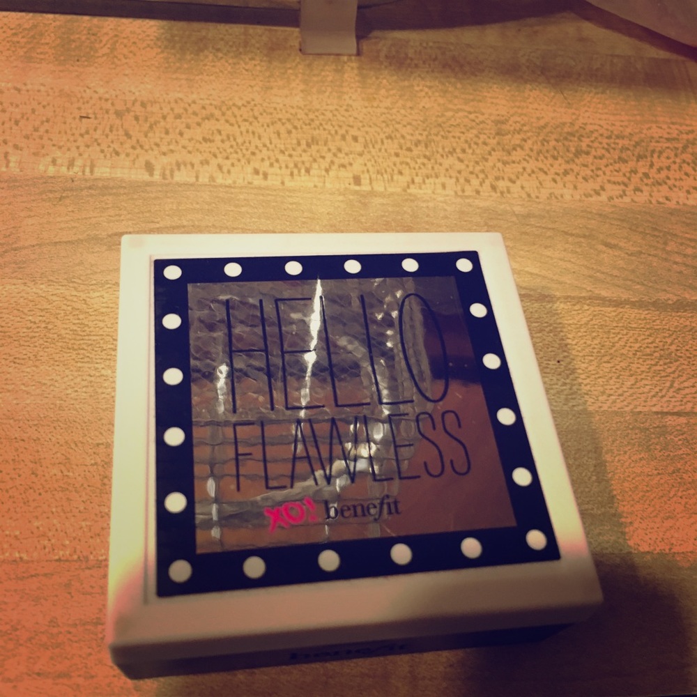 Hello Flawless Benefit Ivory Makeup